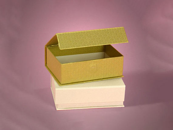 flip top boxes with magnetic closure